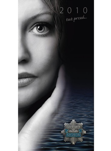 Siódma edycja kalendarza  wydanego przez Komendę Miejską Policji w Szczecinie pokazuje codzienne zajęcia policjantek z Referatu Patrolowo-Interwencyjnego,  Ruchu Drogowego, specjalistki ds. nieletnich, dzielnicowe... Wszystkie je łączy to, że przed służbą nawet jeśli nie założą munduru ... też są policjantkami