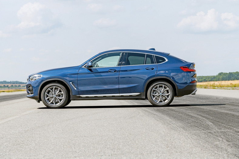 BMW X4 z profilu. Rozstaw osi 2864 mm, długość 4752 mm.