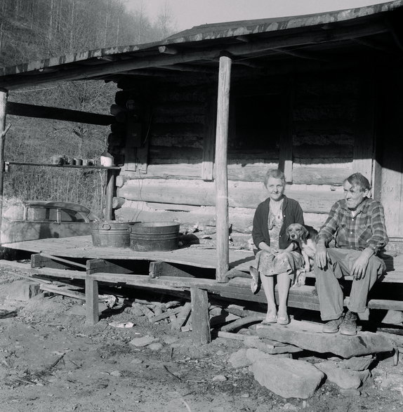 Wielu mieszkańców Wirginii Zachodniej mierzyło się z biedą. Na zdjęciu: dom w Stone Coal Hollow (1964)
