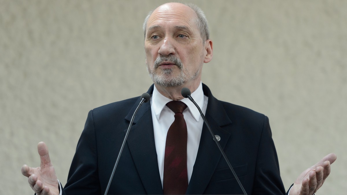 Antoni Macierewicz (PiS) twierdzi, że posiada materiał "przesądzający" o tym, czy na pokładzie Tu-154M doszło do eksplozji. Jak powiedział na spotkaniu w Łomiankach, ok. 300 m przed miejscem kontaktu samolotu z ziemią Rosjanie mieli odnaleźć kilkadziesiąt sporych fragmentów kadłuba, a nie tylko skrzydeł, tupolewa. — Moim zdaniem to po prostu nieprawda — komentuje Michał Setlak z "Przeglądu Lotniczego".