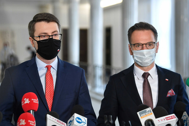 Rzecznik rządu Piotr Mueller (L) oraz wiceminister funduszy i polityki regionalnej Waldemar Buda (P)