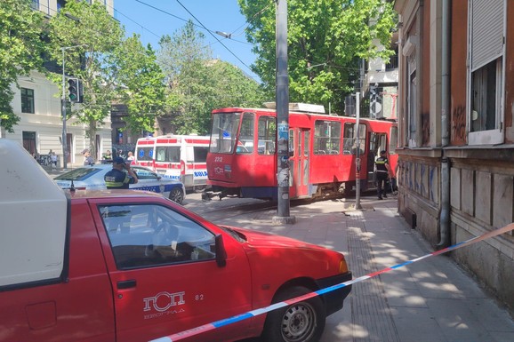 U URGENTNOM CENTRU 21 OSOBA POSLE NESREĆE NA DORĆOLU Tramvaj se zakucao u zgradu: Evo u kakvom su stanju povređeni