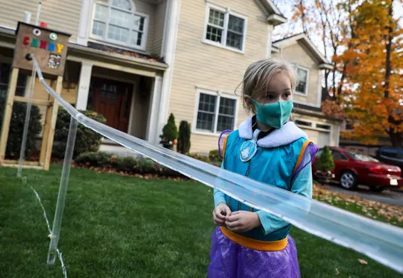 Halloween w czasach COVID-19. Amerykanie instalują zsypy na cukierki