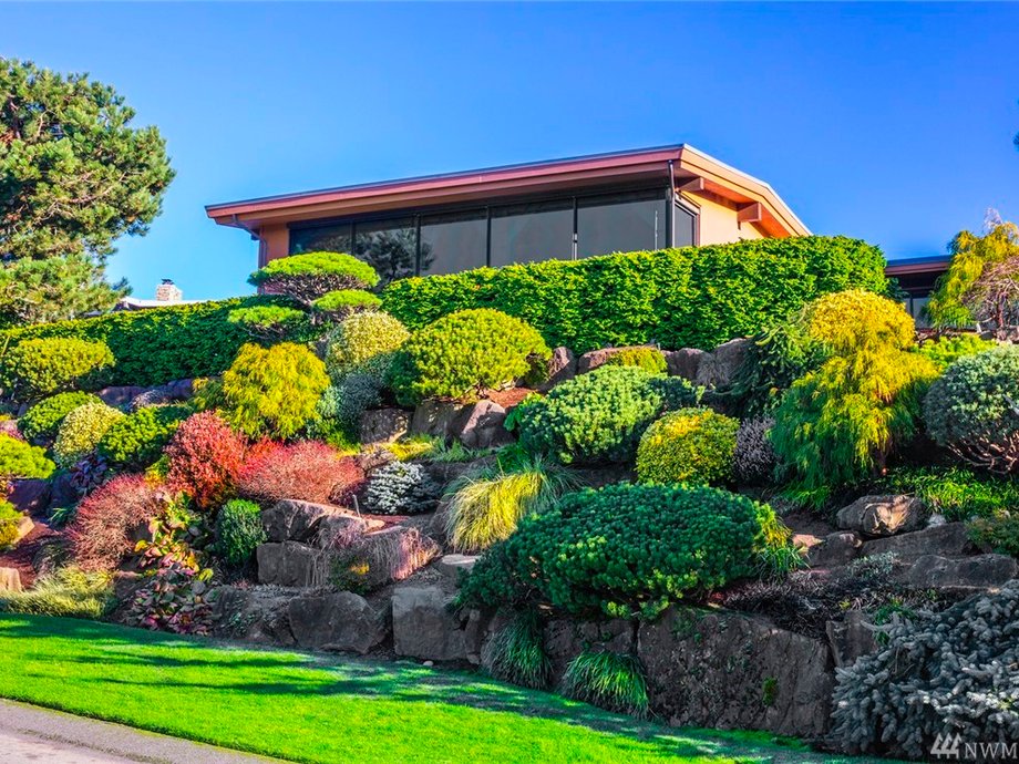 Nadella bought this house for roughly $1.38 million back in August 2000. It's supposed to be just up the hill from where Bill Gates lives.