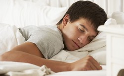 Nastolatki - "sowy" bardziej zagrożeni depresją. Pomaga im terapia snem