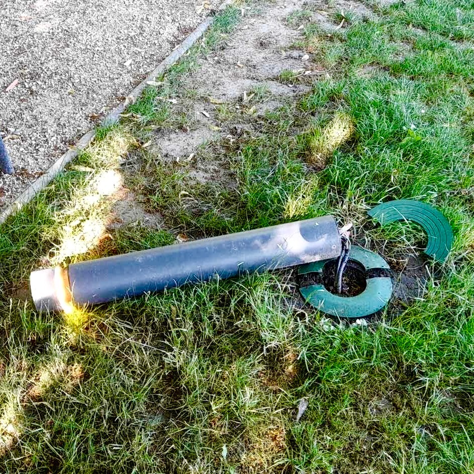 V obnovenej Grasalkovičovej záhrade úradovali vandali.