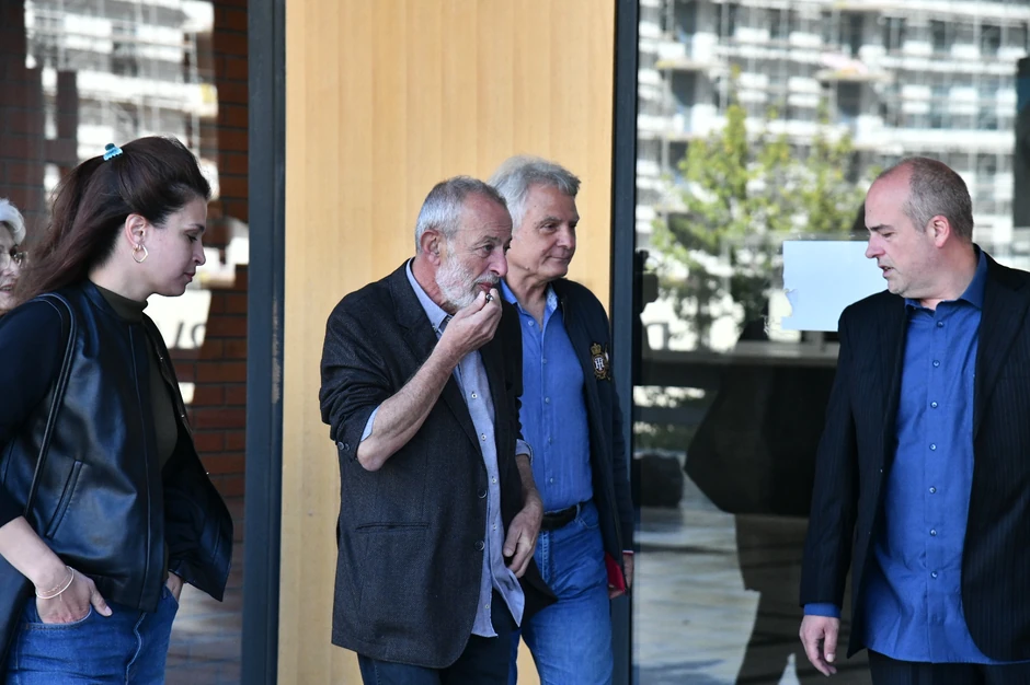 Mika Aleksić dolazi na jedno od suđenja u društvu bivšeg fudbalera Duleta Savića