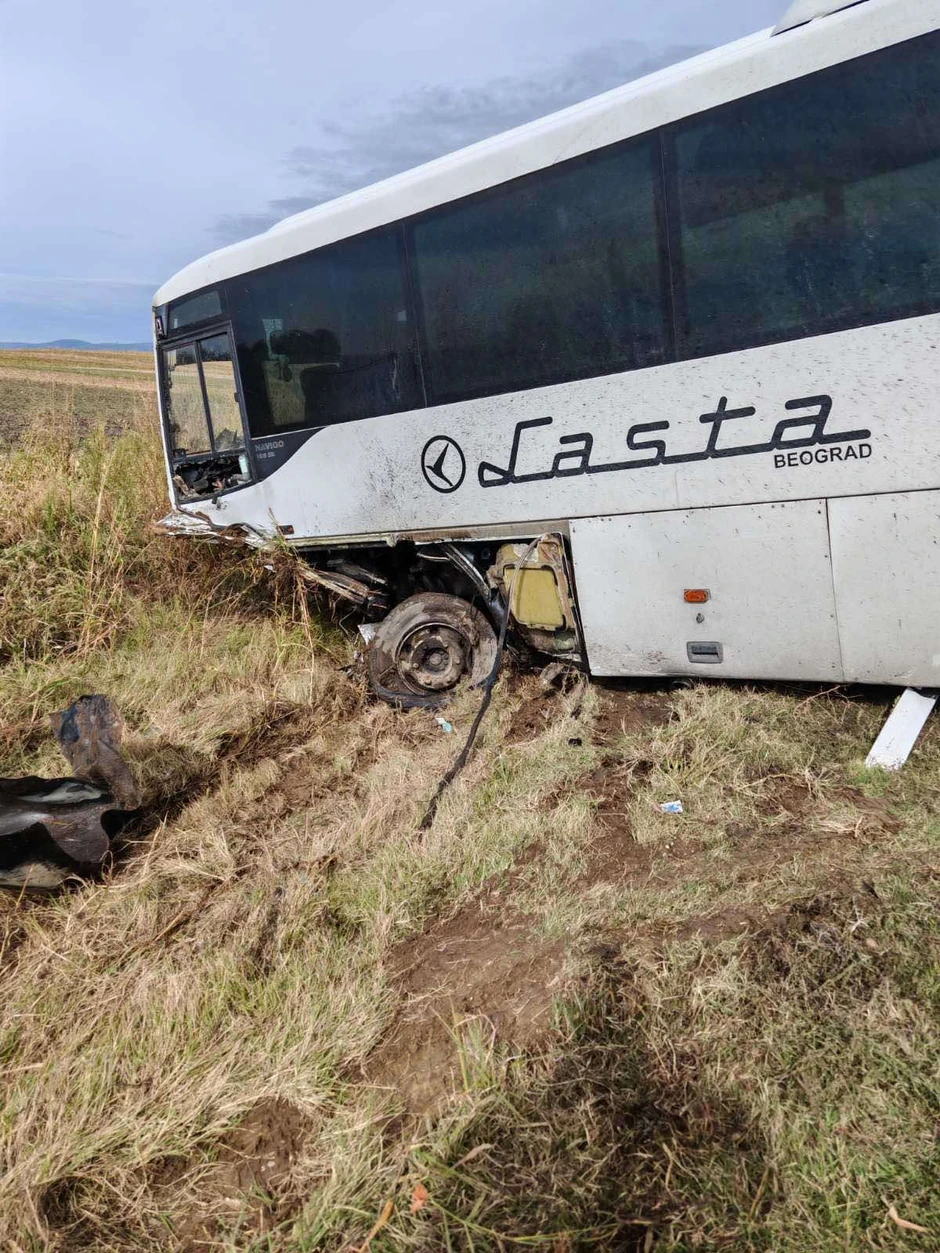 Smrskan autobus koji se prevrnuo u jarak prilikom saobraćajne nesreće na putu Novi Sad - Inđija