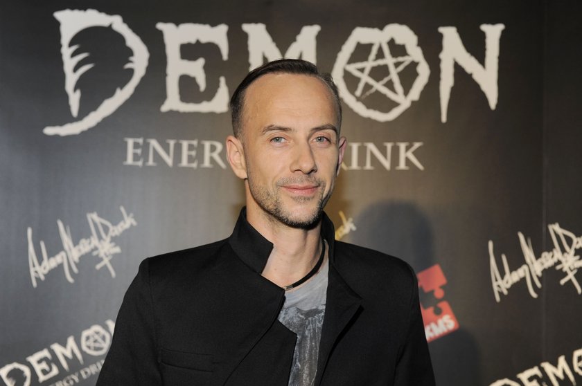 Nergal pozuje do zdjęcia na tle baneru „Demon”