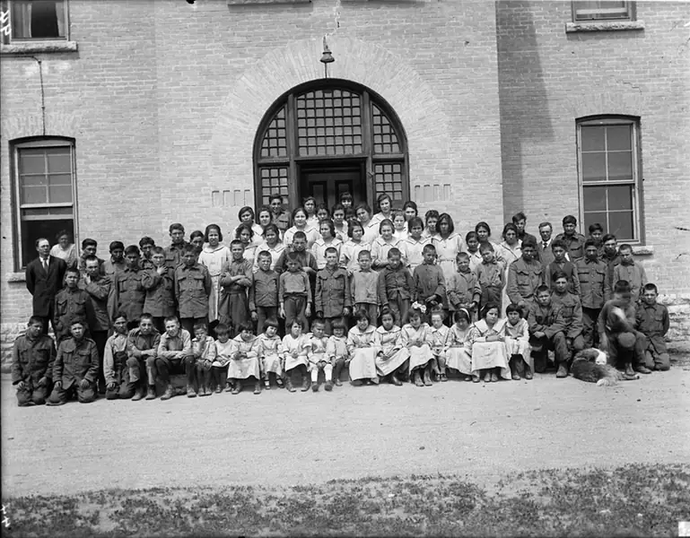 Grupa uczniów, Indian Industrial School, Brandon, Manitoba, 1946