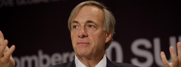 Ray Dalio - znany na całym świecie menedżer funduszy hedgingowych„Forbes” szacuje, że wartość netto jego majątku wynosi ok. 10 mld dolarów. Zaczynał w wieku 12 lat na polu golfowym. Do jego obowiązków należało… noszenie kijów golfowych za zamożnymi golfistami z Wall Street.Wiele lat później Dalio założył fundusz hedgingowy Bridgewater Associates Behemoth. Magazyn "Time" uznał go w tym roku za jednego z najbardziej wpływowych ludzi na świecie.