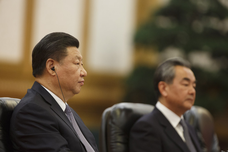 Xi Jinping (po lewej) i minister spraw zagranicznych Wang Yi (po prawej) w Wielkiej Hali Ludowej w Pekinie, Chiny, 2 listopada 2018 r.
