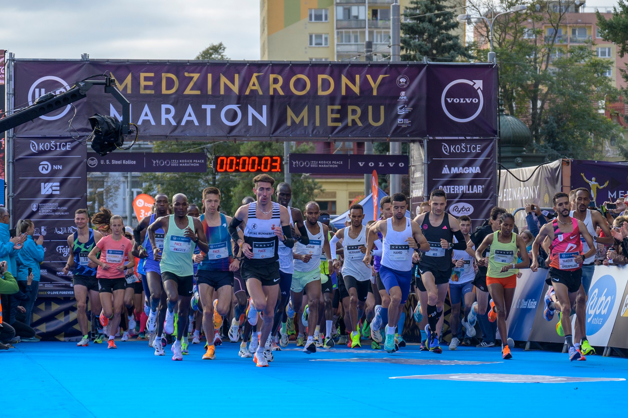 Oficiálny štart maratóncov počas bežeckých pretekov 101. ročníka Medzinárodného maratónu mieru (MMM) v Košiciach.