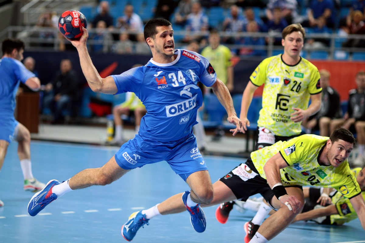 Zawodnik drużyny Orlen Wisła Płock Lovro Mihić (L) oraz Valter Chrintz (P-tył) i Mijajlo Marsenić (P-przód) z zespołu Fuechse Berlin podczas meczu rozgrywek Liga Europejska grupa A piłkarzy ręcznych, w hali "Orlen Arena"