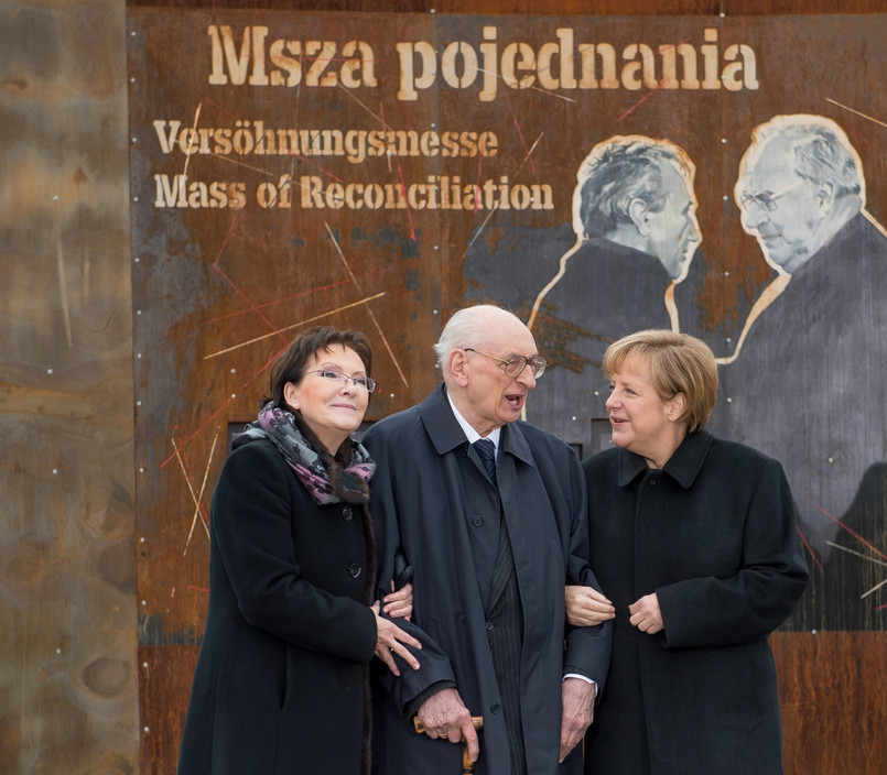 "Musimy reagować na próby fałszowania historii" - mówiła w Krzyżowej premier Ewa Kopacz...