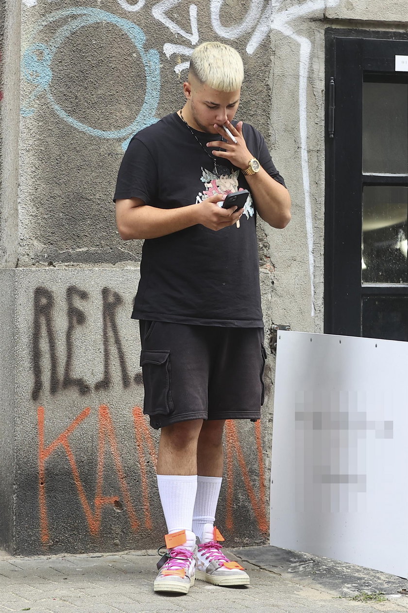 Allan Krupa puszcza dymka na jednej z warszawskich ulic. 