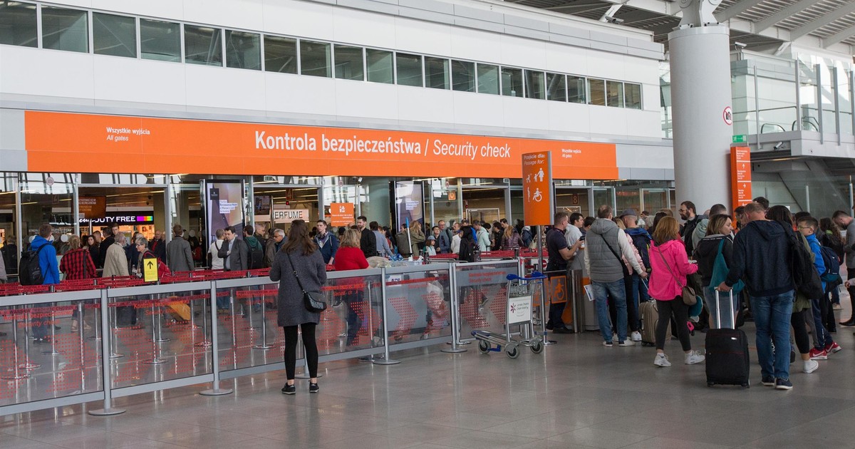 Złoty łańcuszek zniknął na lotnisku! Policjanci w ogniu krytyki