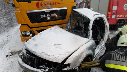 Letakarítatlan utak: tragédia a havas 86-os főúton – megrázó fotók