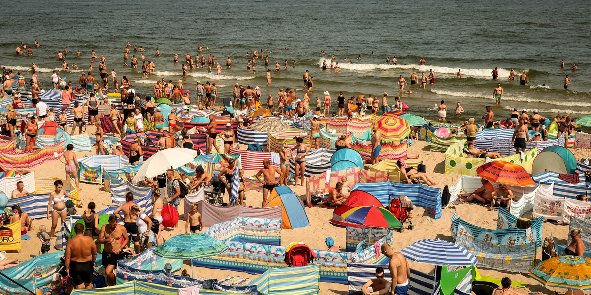 Już teraz trudno o rezerwację, ale tak ciasno, jak przed pandemią, raczej na pewno nie będzie. Na zdjęciu plaża we Władysławowie w szczycie sezonu 2017.