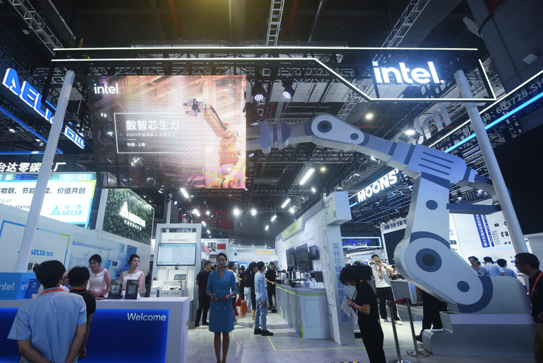 Zwiedzający odwiedzający stoisko firmy Intel na Międzynarodowych Targach Przemysłu Chińskiego 2023 w Szanghaju, 19 września 2023 r.