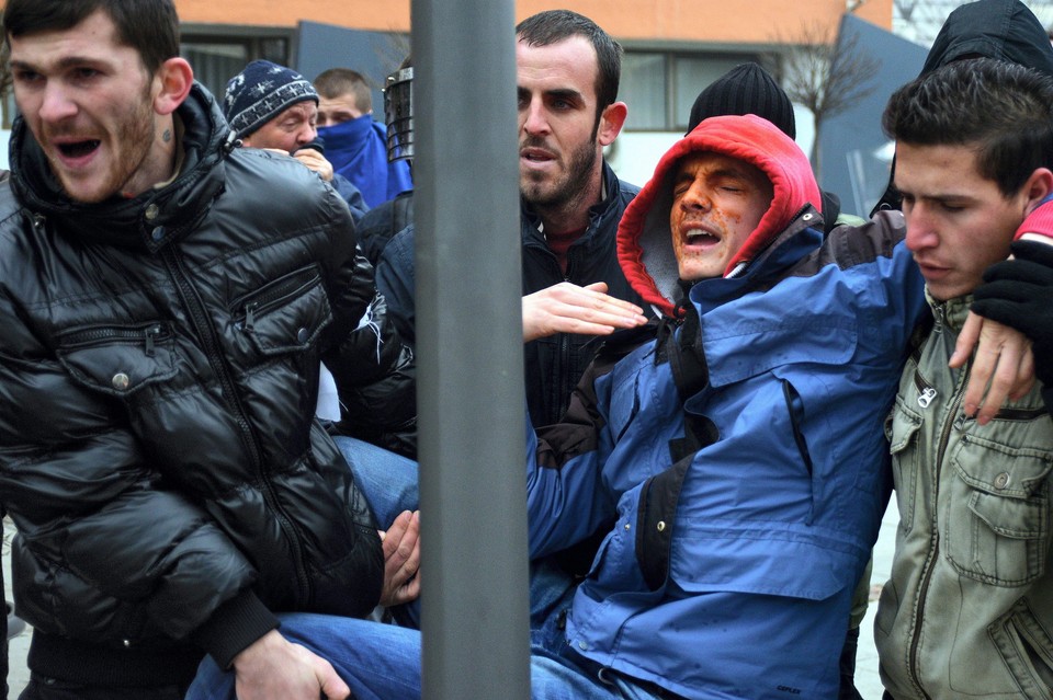 KOSOVO VIOLENT PROTEST (Police breaks up violent protest in Pristina )