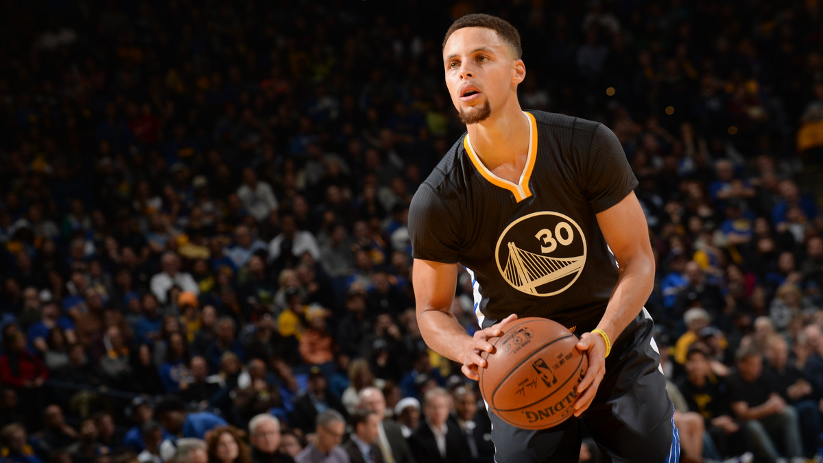 Golden State Warriors wygrali 118:112 z Miami Heat, a Stephen Curry trafiając w tym meczu za trzy punkty przedłużył serię meczów z "trójką" na koncie do 127. kolejnych występów. To wyrównanie rekordu ustanowionego przez Kyle'a Korvera z Atlanta Hawks.