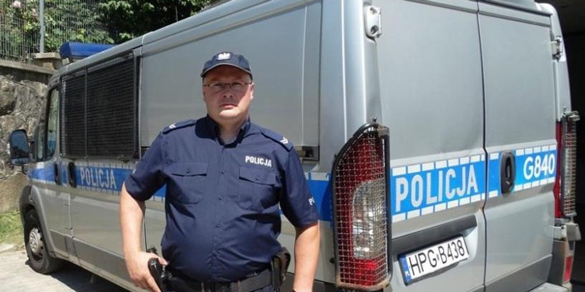 Zrobili z policjanta bohatera, który uratował pieszego. Jaka była prawda?