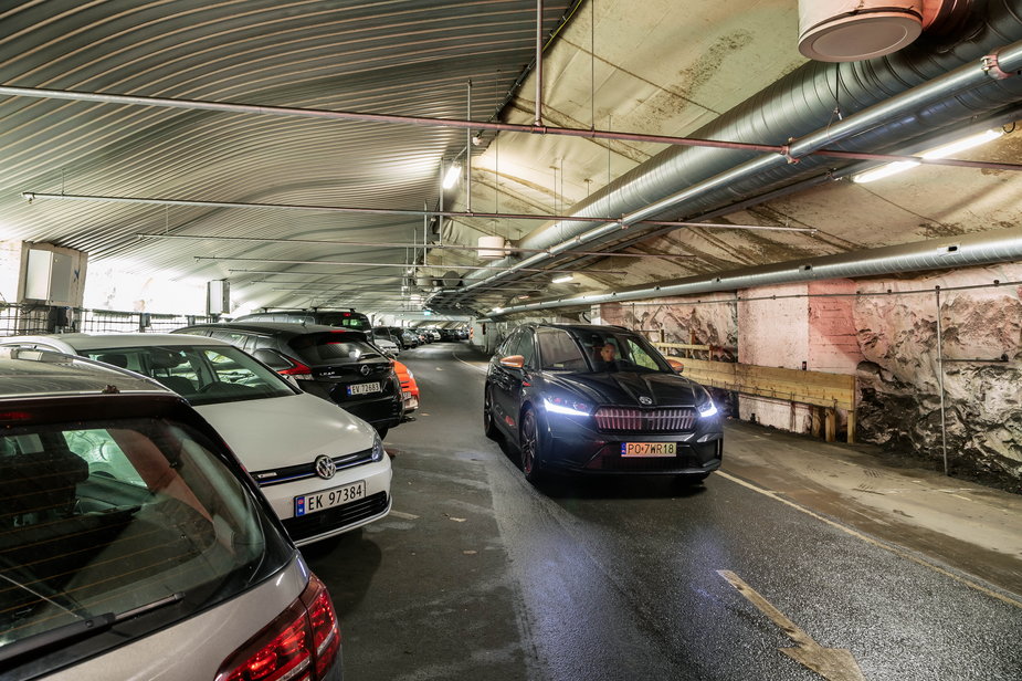 Tuż obok twierdzy Akershus w 2015 roku powstał podziemny parking, tylko dla samochodów elektrycznych. Ma 86 miejsc, wszystkie z ładowarkami.