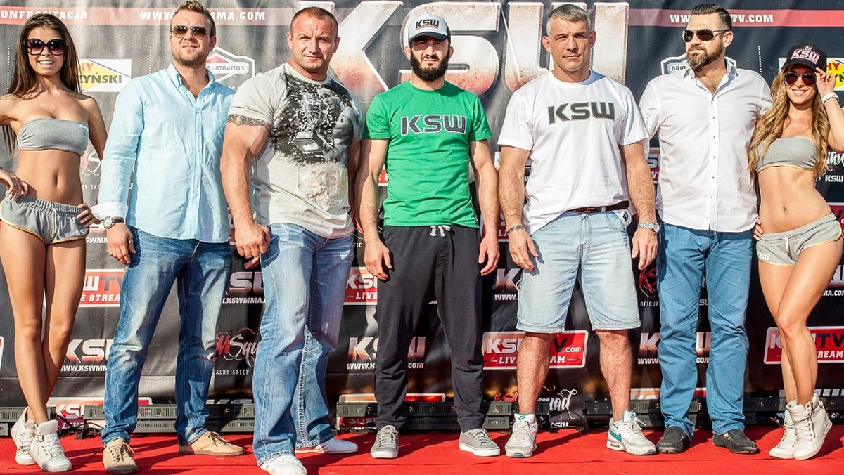 Król polskiego MMA przybędzie do miasta królów, czyli - Mamed Chalidow będzie główną gwiazdą gali KSW29, która odbędzie się w krakowskiej arenie. Informacja ta została potwierdzona przez włodarzy największej polskiej federacji MMA, podczas dnia otwartego z gwiazdami KSW, który miał miejsce w sobotę na błoniach Stadionu Narodowego. Drugą największą gwiazdą, która ma pomóc zapełnić 22-tysięczną halę, będzie Mariusz Pudzianowski, który także wystąpi na KSW29 i być może to informacja nawet ważniejsza, ponieważ „Pudzian” zmierzy się z… naszym mistrzem olimpijskim Pawłem Nastulą. Potwierdzono też, że na KSW29 do klatki wejdzie Michał Materla.