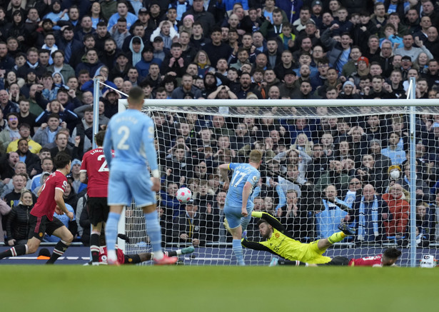 Piłkarz Manchesteru City Kevin De Bruyne (C) strzelający gola podczas meczu z Manchesterem United
