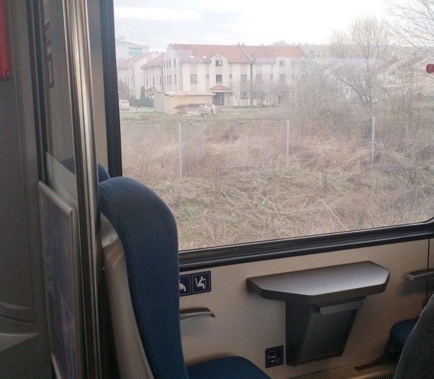 Slika mesta gde se čovek bacio pod voz