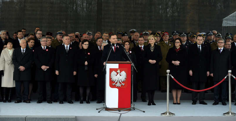 Podczas uroczystości na Placu Piłsudskiego kamery zarejestrowały krótką rozmowę prezydenta ze stojącą obok Ewa Kopacz