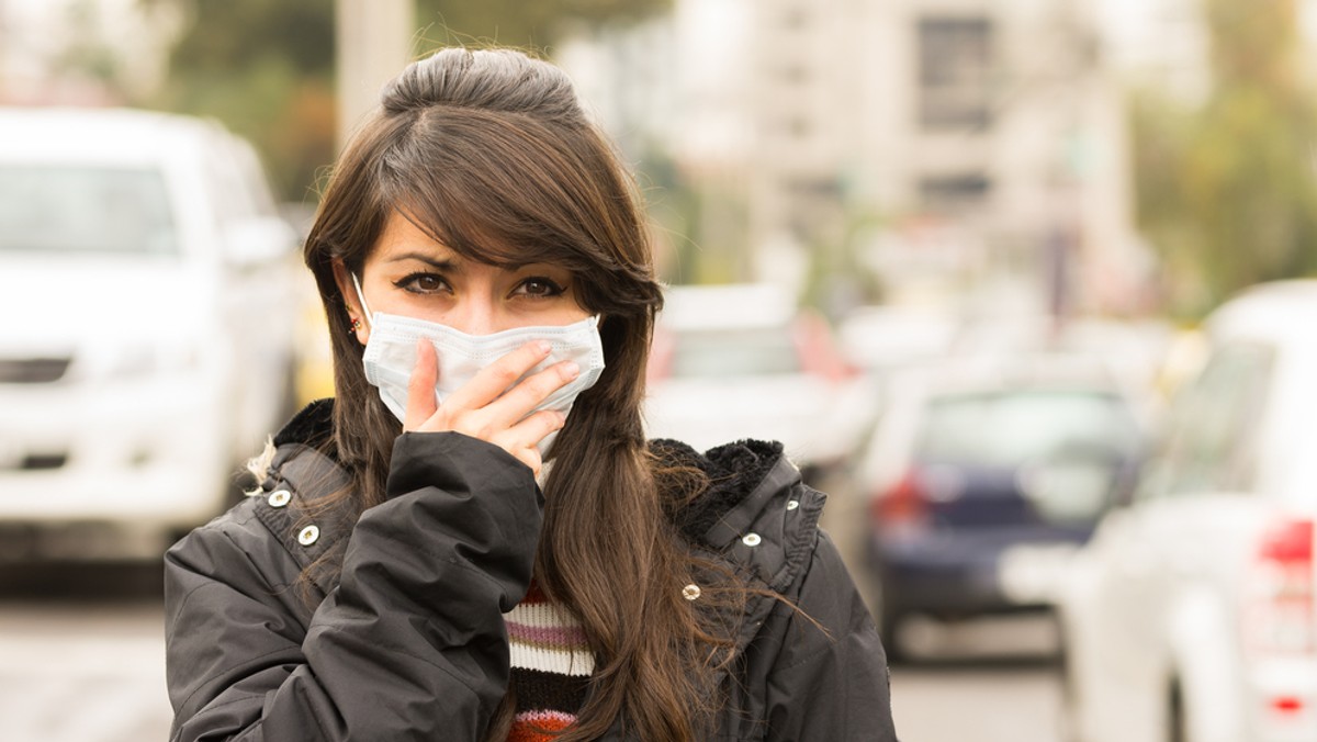 Smog nad Warszawą i Krakowem przekroczył dopuszczalne normy o 2300 proc. Oddychanie takim powietrzem doprowadza nas do raka i zawału serca. I choć władze Krakowa, Warszawy i Kielc zachęcają do pozostawiania samochodów w garażach i jazdę do pracy komunikacją miejską za darmo, większość z nas to lekceważy. Wybieramy samochody, zamiast jazdy autobusem i pokonywanie drogi do przystanku w maseczce, która chroni przed pyłem zawieszonym. Czy to głupota czy egoizm? Polska jest liderem niechlubnego rankingu WHO na kraj o najbardziej zanieczyszczonych miastach. Co to dla nas oznacza?