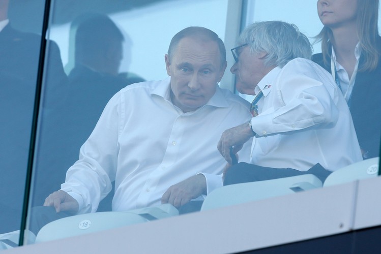 Władimir Putin carem Formuły 1. Wręczał nagrody kierowcom po Grand Prix Rosji