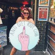 Anti Diet Riot Club - te dziewczyny pokazują środkowy palec kultowi odchudzania