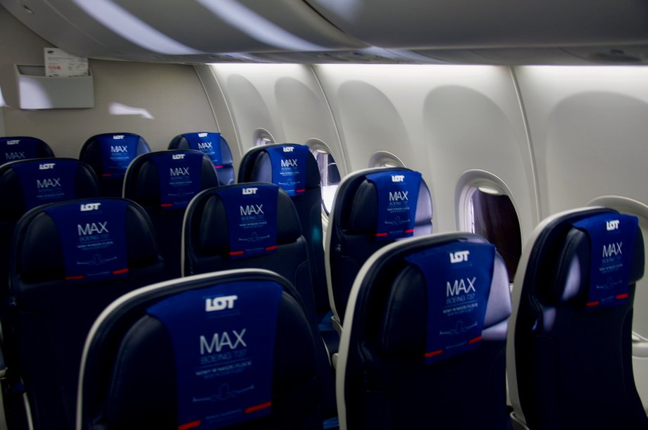 Na pokładzie B737 MAX 8 jest 186 foteli. Samolot skonfigurowano w trzech klasach podróży - biznes, premium economy i economy. 