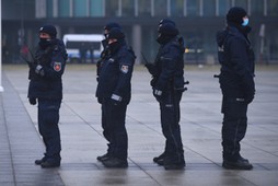 Policjanci zabezpieczający miesięcznicę smoleńską