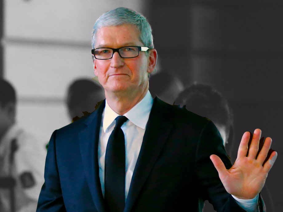 Apple Inc CEO Tim Cook waves after meeting with Japan's Prime Minister Shinzo Abe at Abe's official residence in Tokyo, Japan, October 14, 2016.