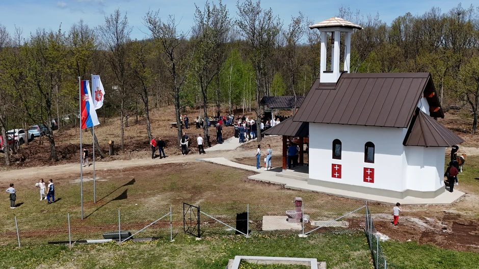 Osveštava se mala crkva velikog imena u srpskom selu na obroncima Suvobora
