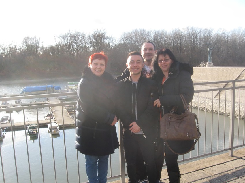 Dejan sa bakom, majkom i ocem