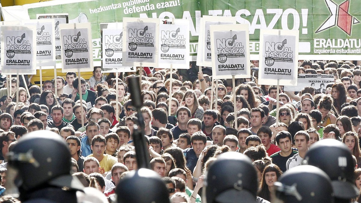 Setki studentów wyszły na ulice Barcelony w proteście przeciwko cięciom w budżecie na edukację i podwyżkom czesnego. Pracownicy transportu miejskiego zapowiadają strajk w sieci metra i autobusów w godzinach szczytu przez kolejne dwa dni.