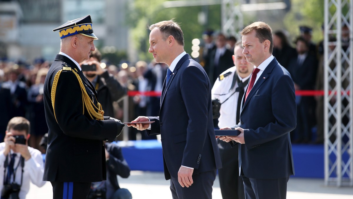 Prezydent Andrzej Duda wręczył dziś nominacje generalskie sześciu oficerom Państwowej Straży Pożarnej. Do stopnia generała brygadiera został awansowany komendant główny tej formacji nadbryg. Leszek Suski, a do stopnia nadbrygadiera - m.in. szef RCB Marek Kubiak.