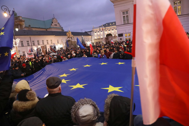 Uczestnicy Marszu Tysiąca Tóg przed Pałacem Prezydenckim