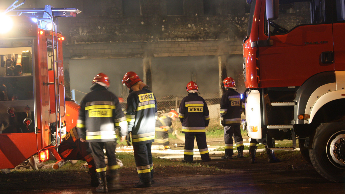 Turyści ewakuowani z pensjonatu w Zakopanem, w którym wybuchł pożar poddasza, wracają do swoich pokoi. Strażakom bardzo szybko udało się zażegnać niebezpieczeństwo.