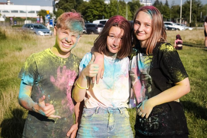 Kolor Fest. Przy dźwiękach Ekipy młodzi ludzie bawili się na święcie kolorów [ZDJĘCIA]