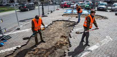 Archeolodzy szukają kolegiaty. Rozkopali plac przy magistracie