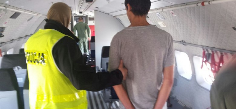 Kajetan P. wojskową CASĄ przyleciał do Polski. ZOBACZ ZDJĘCIA