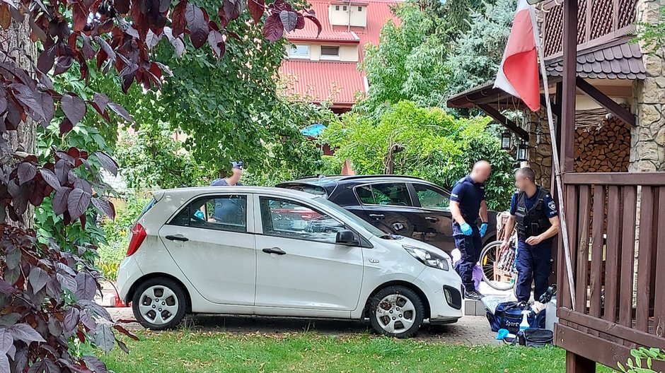 Policjanci przed domem, w którym doszło do tragedii