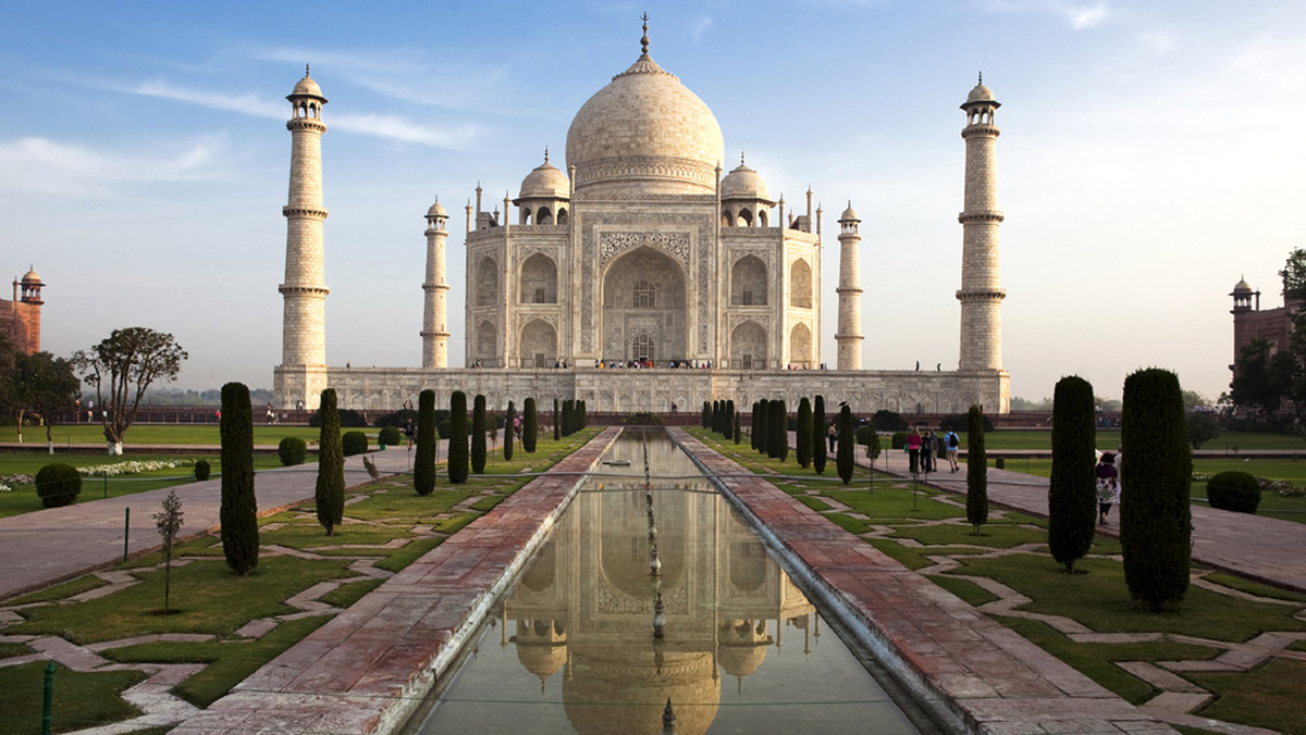 W emiracie Dubaju zaprezentowano plany budowy repliki słynnego mauzoleum Tadż Mahal. Koszt budowy Tadż Arabia, które będzie większe od oryginału w Agrze, uznanego za najpiękniejszy zabytek sztuki muzułmańskiej, to miliard dolarów - informuje w czwartek BBC.
