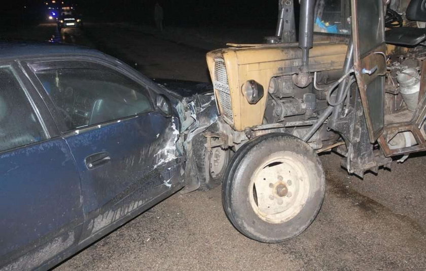 Pijany traktorzysta staranował auto